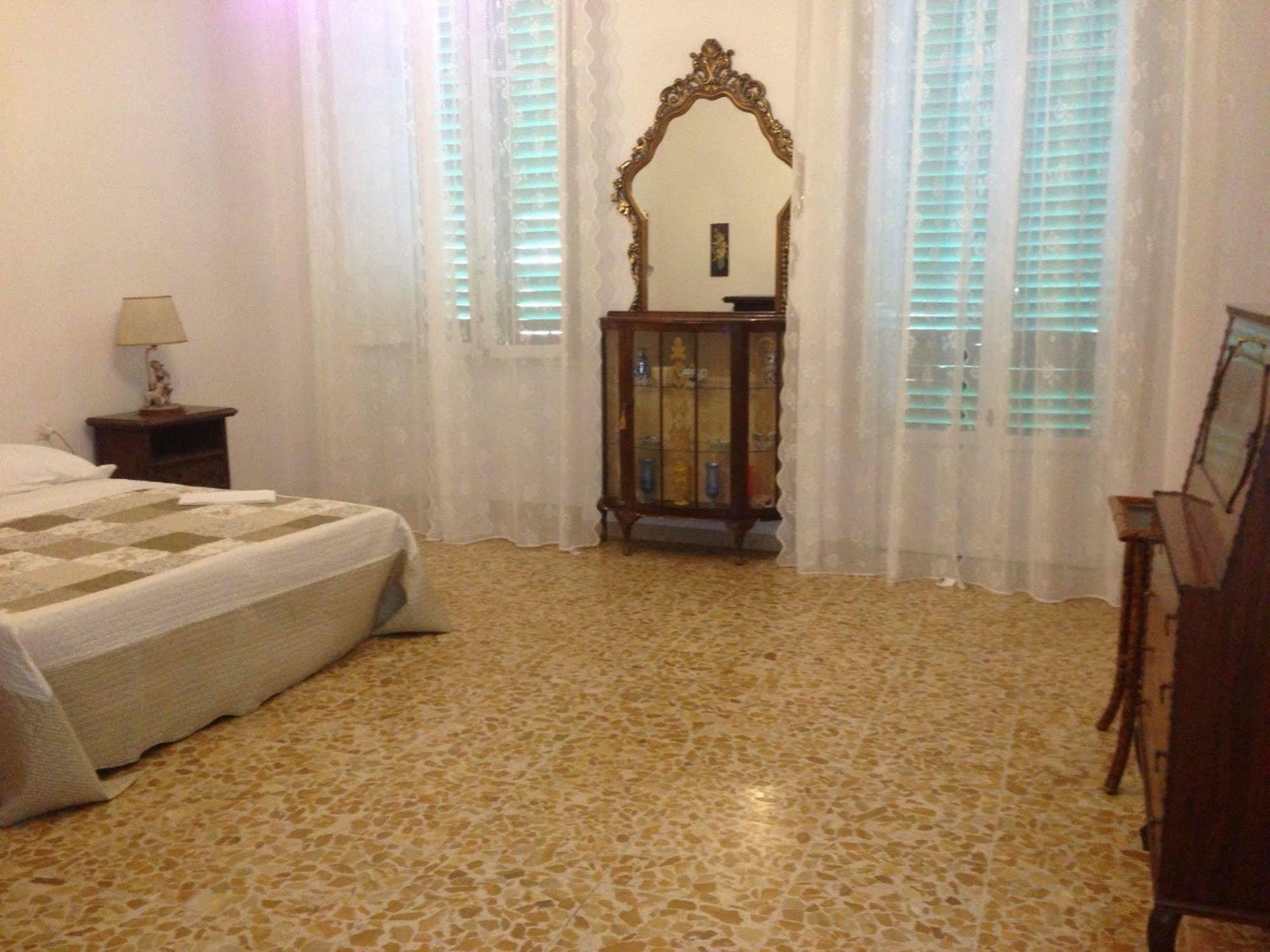 Alex Home Florence Luaran gambar